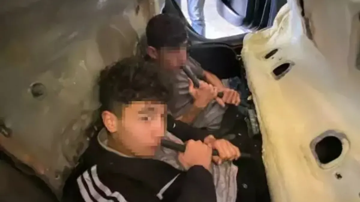 İZLE I Cip koltuğunun altında kaçmaya çalıştılar! Nefes alabilmeleri için hortum sistemi kurmuşlar