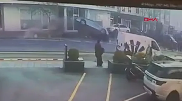 sislide-otomobil-kaldirimdaki-yayalara-carpti-olumlu-kaza-ani-kamerada-video-1765982110537.jpg