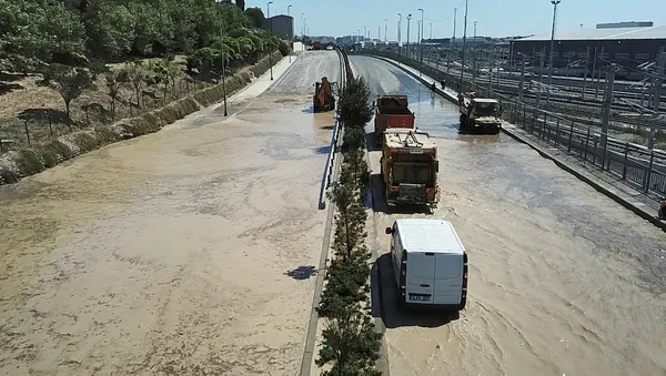 halkalida-su-borusu-patladi-cadde-gole-dondu-1595510756756.jpg Halkalı'da su borusu patladı... Cadde göle döndü-1
