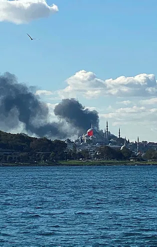 İstanbul Tıp Fakültesi inşaatında korkutan yangın! Kilometrelerce uzaktan görülüyor