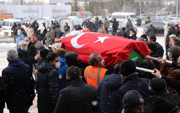 bursada-evinin-yakinindaki-parkta-olu-bulunan-hakim-cigdem-bayrakceken-memleketi-afyonkarahisarda-son-yolculug-1647005346941.jpg Bursa'da evinin yakınındaki parkta ölü bulunan Hakim Çiğdem Bayrakçeken memleketi Afyonkarahisar'da son yolculuğuna uğurlandı-4