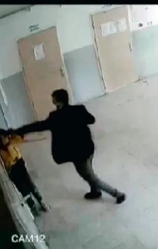 Dayakçı öğretmen ve mağdur aile arasında kavga bitmiyor! Sokakta yumruklaştı