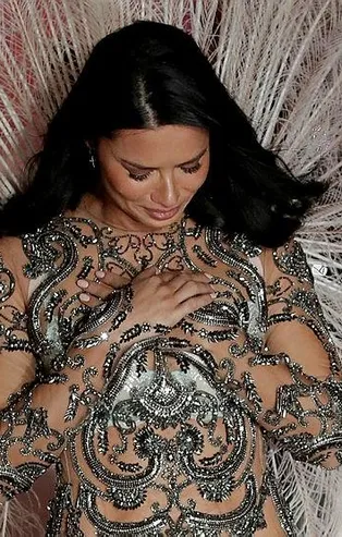 Adriana Lima sessizliği bozdu: Yeter artık!
