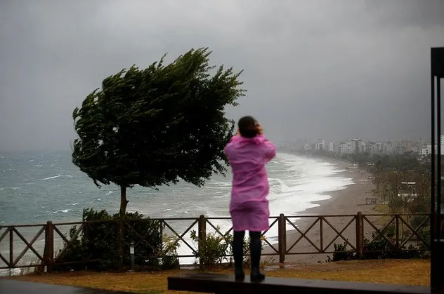 Antalya'da kuvvetli yağış ve fırtına etkili oldu: 4 metreyi bulan dalgalar oluştu!