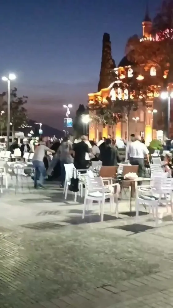 yan-bakma-kavgasinda-kilic-cekildi-o-anlar-kamerada-1695882492111.jpeg "Yan bakma" kavgasında kılıç çekildi! O anlar kamerada-3