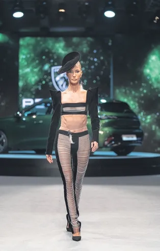 43 yaşındaki iki çocuk annesi Çağla Şıkel karın kaslarıyla podyumda şov yaptı