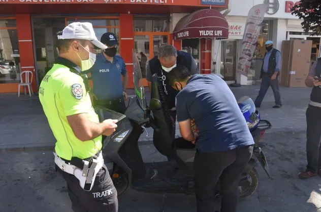 Son dakika: Ülke genelinde 4 bin 643 noktada eş zamanlı araç ve motosiklet uygulaması: 1.984'ü trafikten men edildi