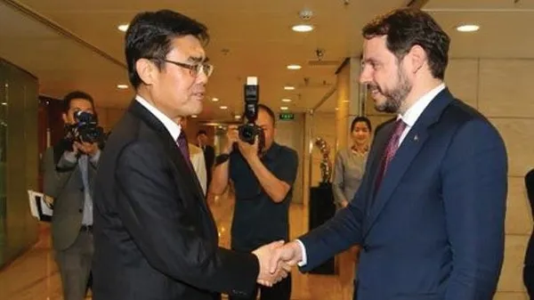 Bakanı Albayrak Çin'de enerji sektörünün temsilcileriyle görüştü-2