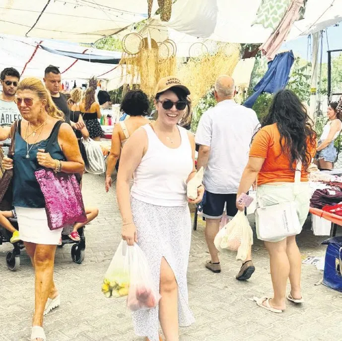 Ezgi Mola pazar alışverişinde