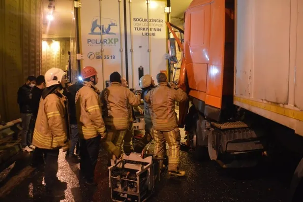 SON DAKİKA: Bayrampaşa’da feci kaza: Sıkışan tır sürücüsü itfaiye ekiplerinin çalışması sonucu çıkarıldı-2