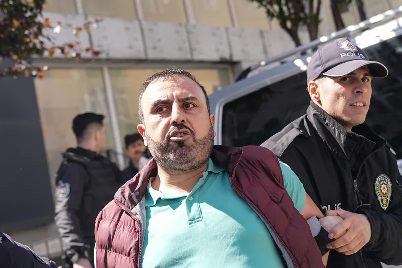 Yer: Şişli! Polislerin tahliye etmek istediği 3 kişi binayı yakmaya çalıştı!-5