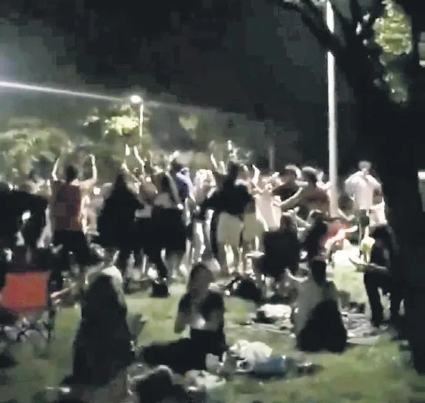 Kovid-19 tedbirleri kapsamında yurdun dört bir yanında farklı manzaralar ortaya çıktı-7