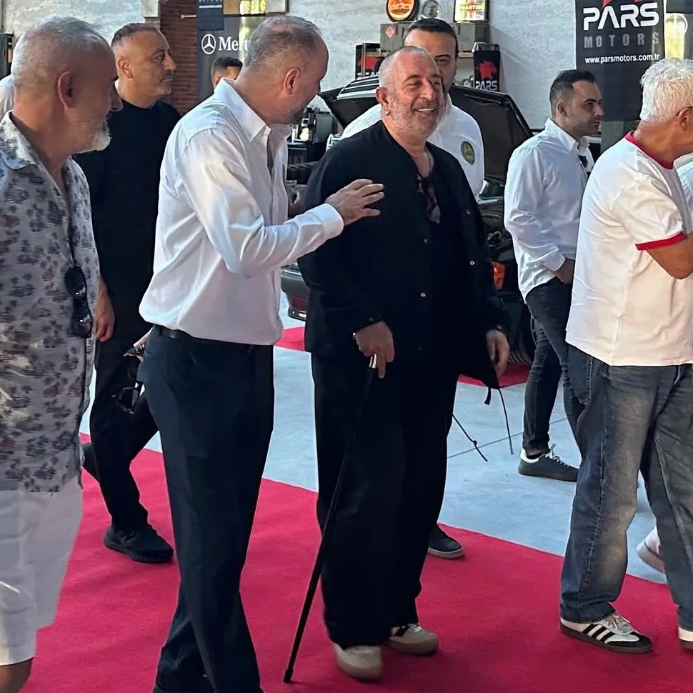 1789370371584.jpg Cem Yılmaz baston söylentilerine son noktayı koydu: "Kendim yürüyorum"-5