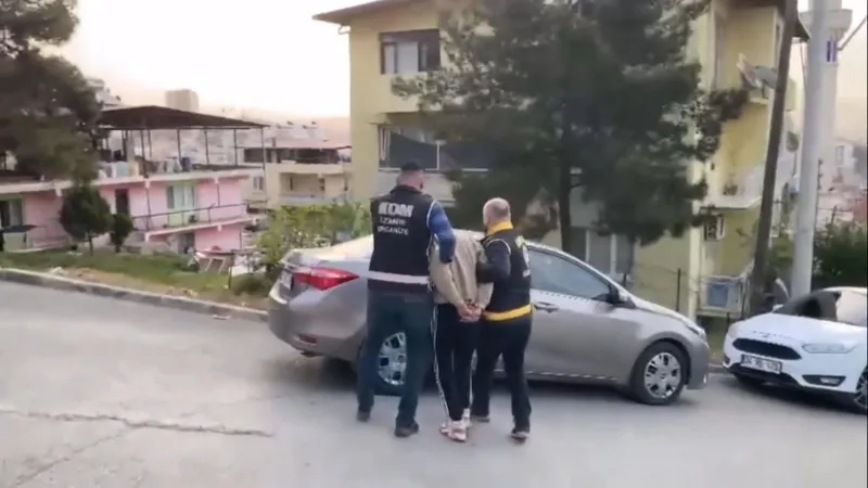 1712149759314.jpg İzmir'de dehşet verici olay: Motosikletten otomobile ateş açtılar-3