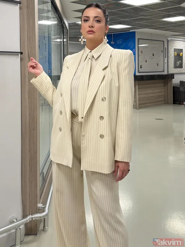 Afra Saraçoğlu 28. yaşını kutladı: Çocukluk fotoğrafı yoğun ilgi gördü - 35