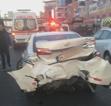 İstanbul Bahçelievler'de kaza sonrası aracın arkasında duran 2 kadına otomobil çarptı-2