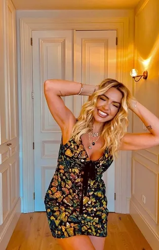 Hadise cesur kıyafeti ile poz verdi! Sevgilisi Mehmet Dinçerler kaslarını sergiledi sosyal medya onları konuştu