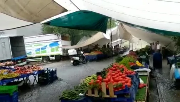 Ataşehir'de isyan ettiren manzara! Kanalizasyon boruları patladı, pazarı lağım kokusu sardı