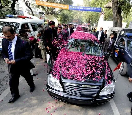 Başbakan güllerle karşılandı