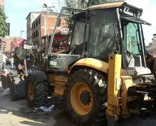 Okmeydanı’nda iş makinesi yakıldı