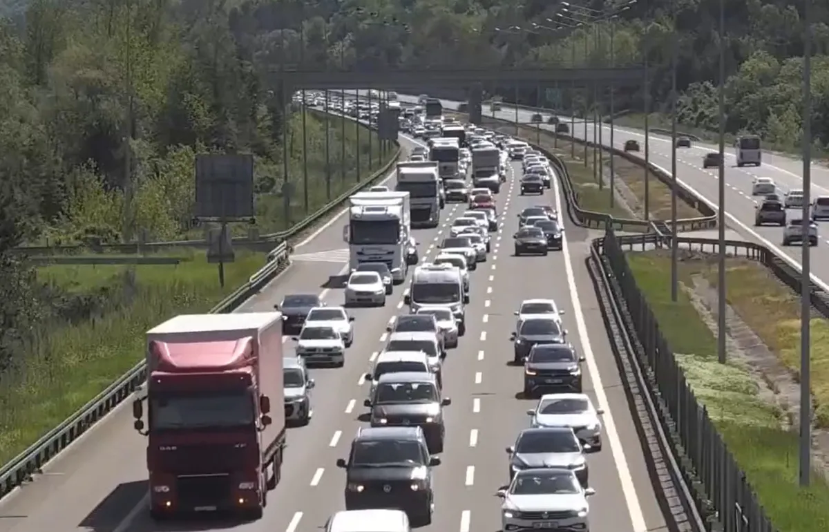 tatil-bitti-donus-cilesi-basladi-otoyollarda-yogun-trafik-1780126113177.jpg Tersine göç başladı! Bayram tatilcileri dönüş yolunda: İstanbul yönünde yoğunluk oluştu-4