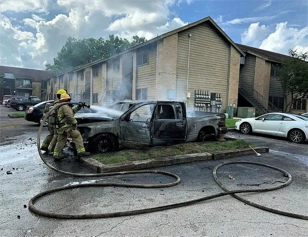 zamanla-yaris-kamerada-abdde-polisler-yanan-aracin-camini-kirarak-surucuyu-son-anda-kurtardi-1622153229095.jpeg Zamanla yarış kamerada! ABD'de polisler, yanan aracın camını kırarak sürücüyü son anda kurtardı-1