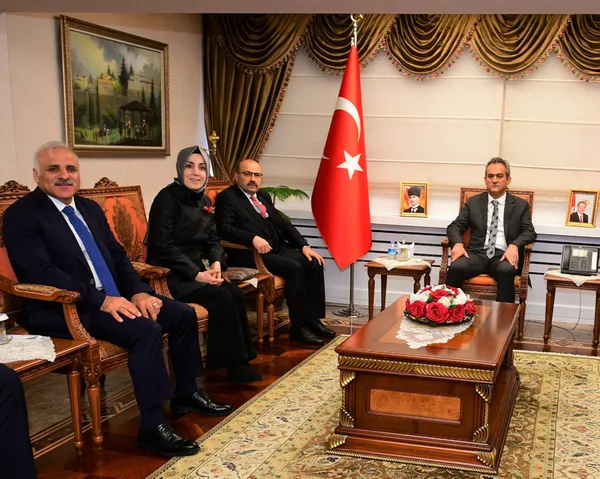 yuz-yuze-egitim-bitecek-mi-yuz-yuze-egitim-devam-edecek-mi-milli-egitim-bakani-mahmut-ozer-855-bin-sinifta-yuz-1646897898087.jpg Yüz yüze eğitim bitecek mi? Yüz yüze eğitim devam edecek mi? Milli Eğitim Bakanı Mahmut Özer: 855 bin sınıfta yüz yüze eğitime ara vermeden dönemi tamamlayacağız-5