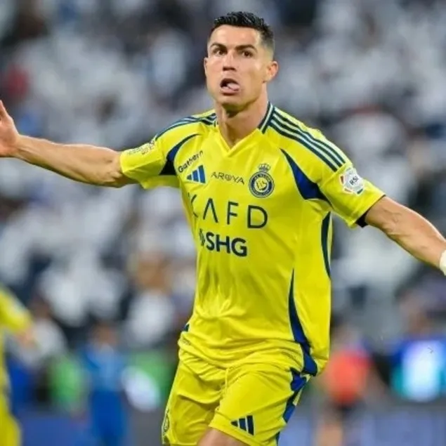 Cristiano Ronaldo imzayı atıyor