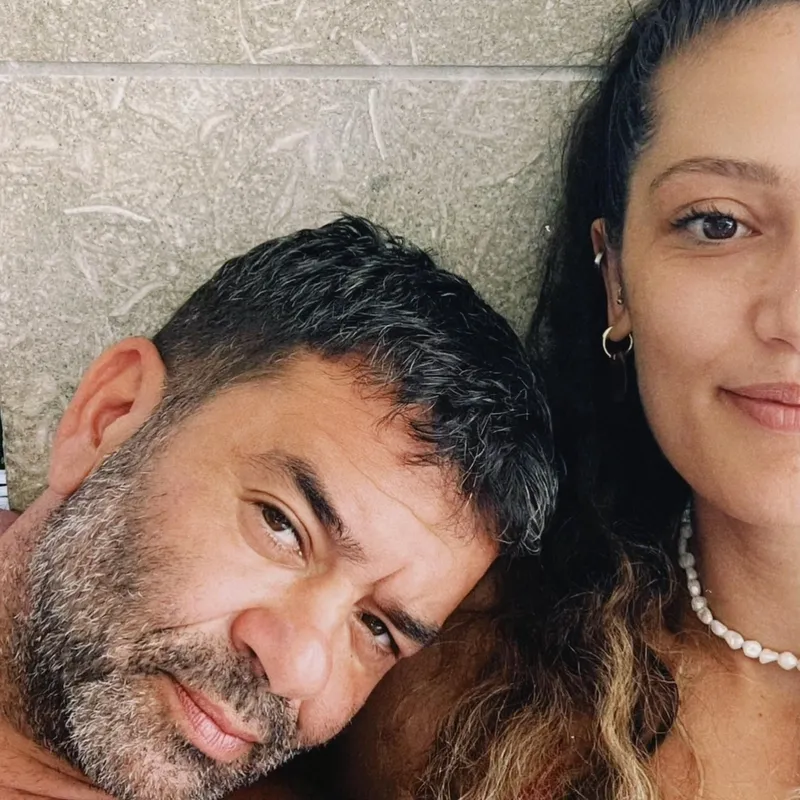 bulent-sakraktan-17-yas-kucuk-sevgilisine-bir-ilan-i-ask-daha-1-yil-kutlamasinda-bilimsel-romantizm-1772699568786.jpg Bülent Şakrak’tan 17 yaş küçük sevgilisine bir ilan-ı aşk daha: 1. yıl kutlamasında bilimsel romantizm-4