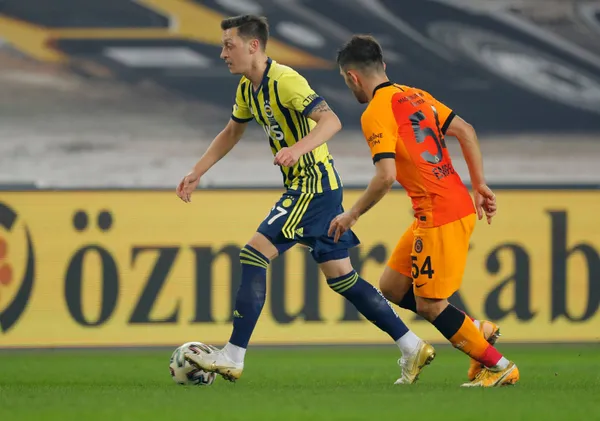 fenerbahceli-taraftarlarin-mesut-ozil-isyani-hedef-tahtasinda-erol-bulut-var-1612962453221.jpg Fenerbahçeli taraftarların Mesut Özil isyanı! Hedef tahtasında Erol Bulut var-3
