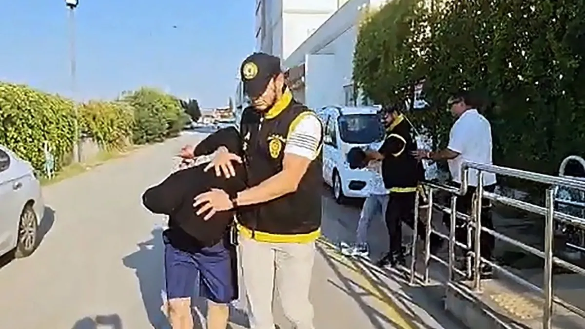 Ev arkadaşlarını öldürüp kilitli kaldılar