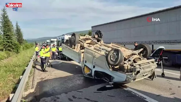 Lastiği patlayan pikap takla attı!