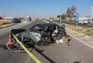 Tayin sevinci faciayla bitti: Aksaray-Konya karayolunda aydınlatma direğine çarpan otomobilde 2 kişi öldü, 2 kişi yaralandı