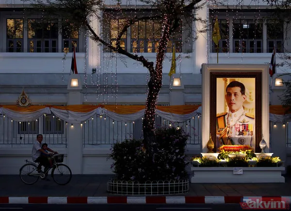 Tayland Kralı'nın resmi metresinin 1400'den fazla çıplak fotoğrafı ifşa oldu - 23