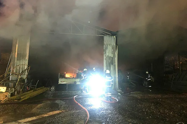 Kocaeli'de belediyeye ait depoda yangın