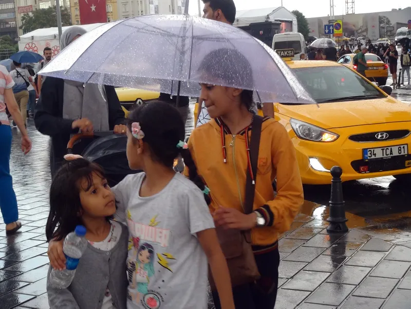 Meteoroloji uyarmıştı! Taksim'de vatandaşlar yağmura hazırlıksız yakalandı - 5