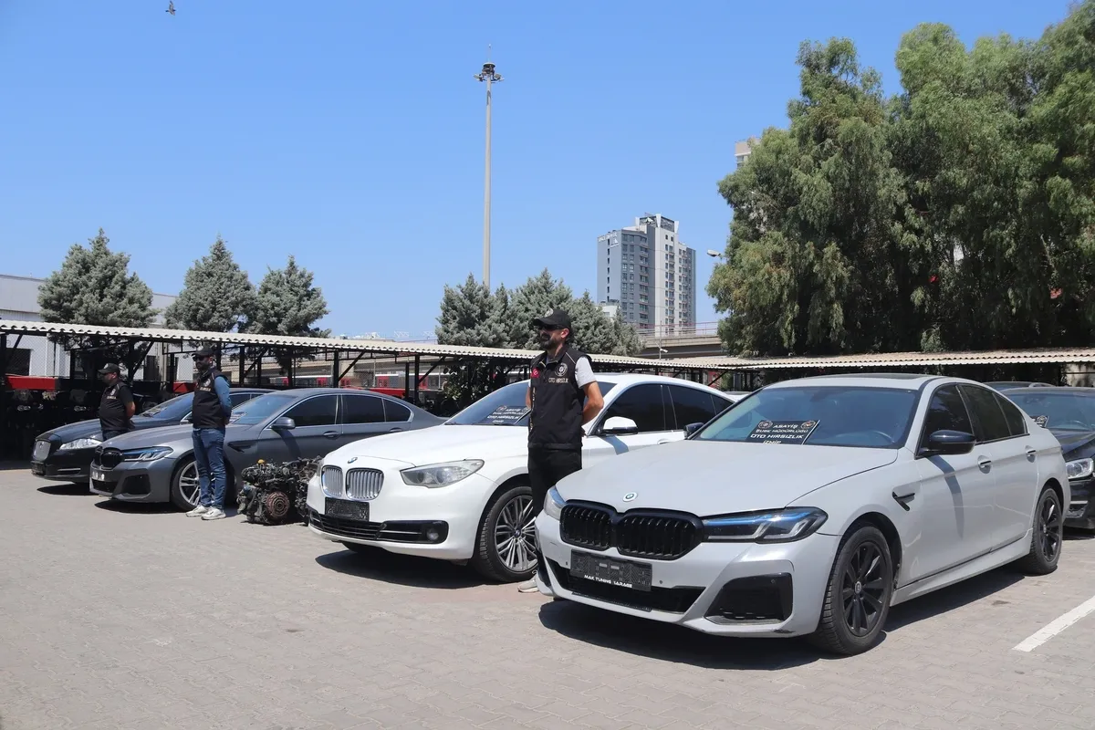1782467562127.jpeg İzmir merkezli 6 ilde lüks araç şebekesine eş zamanlı baskın: 8 gözaltı | 30 milyon TL işlem hacmi-4