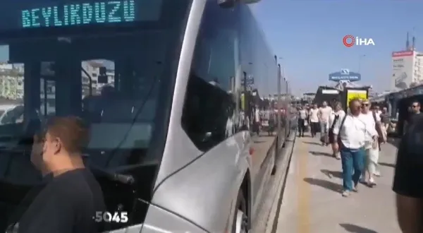 istanbullunun-ulasimda-yuzu-gulmuyor-metrobus-arizalandi-indirilen-yolcular-ekrem-imamogluna-isyan-etti-boyle-1695395801927.jpeg