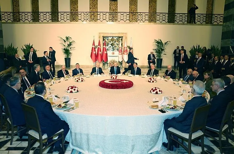 Başkan Recep Tayyip Erdoğan, TBMM Başkanı Numan Kurtulmuş'un ev sahipliğinde düzenlenen iftar programında milletvekilleriyle bir araya geldi. (AA)