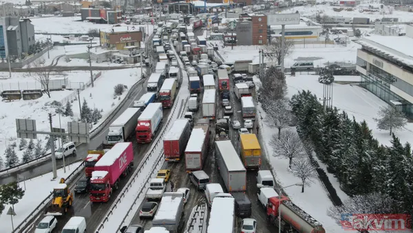 TEM Otoyolu Gebze mevkiinde kar nedeniyle kilometrelerce araç kuyruğu oluştu! Sürücüler zor anlar yaşadı - 10