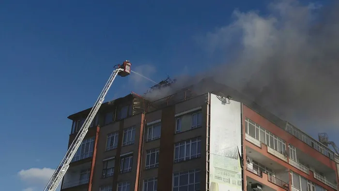 Son dakika: Ankara Çankaya'daki çatı yangını kontrol altına alındı-1