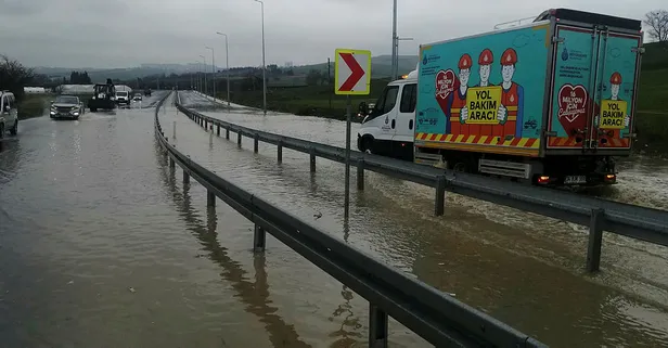 Büyükçekmece'de İSKİ borusu patladı yollar göle döndü!