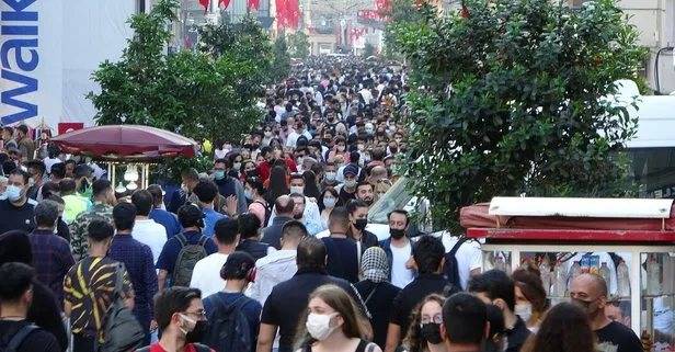 Taksim ve İstiklal Caddesi’nde kısıtlamasız ilk cumartesi gününde insan seli yaşandı