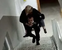 Polis, yaşlı hastayı sırtında taşıdı