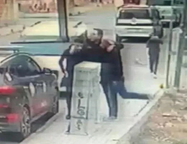 Polisin gözü önünde uyuşturucu alışverişi