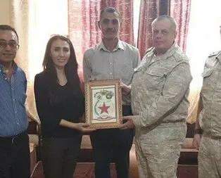 Rus askeri heyeti PYD’li teröristlere plaket verdi!