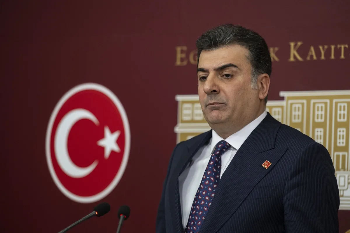 chpde-sali-sallanir-ozgur-ozelin-grup-baskanligi-dusecek-mi-kilicdarogluna-ragmen-korsan-toplanti-hazirligi-1780305727103.jpeg CHP'de salı sallanır! Özgür Özel'in grup başkanlığı düşecek mi? Kılıçdaroğlu'na rağmen "korsan toplantı" hazırlığı-4