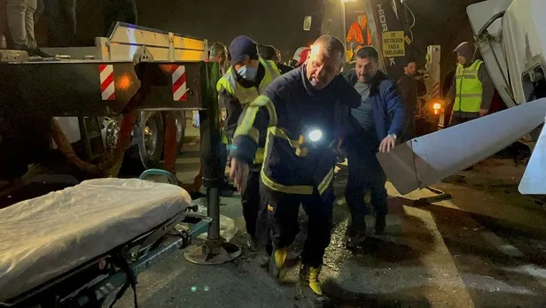 hatay-belende-konteyner-yuklu-tir-evin-duvarina-carpti-2-kisi-yaralandi-1640654618972.jpeg Hatay Belen'de konteyner yüklü tır evin duvarına çarptı! 2 kişi yaralandı-2