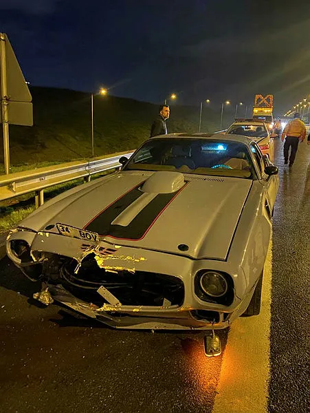 Galatasaray'ın eski futbolcusu Hakan Ünsal Başakşehir'de klasik otomobiliyle köpeğe çarptı-1