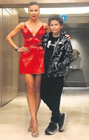 İvana Sert, Selena Gomez'in elbisesiyle boy gösterdi